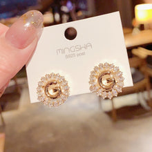 Load image into Gallery viewer, Women's Geometric Drop Earrings 2021 New Round Pendant Earrings Party Jewelry Gift Golden Fashion Trend Fashion Stud Earrings

